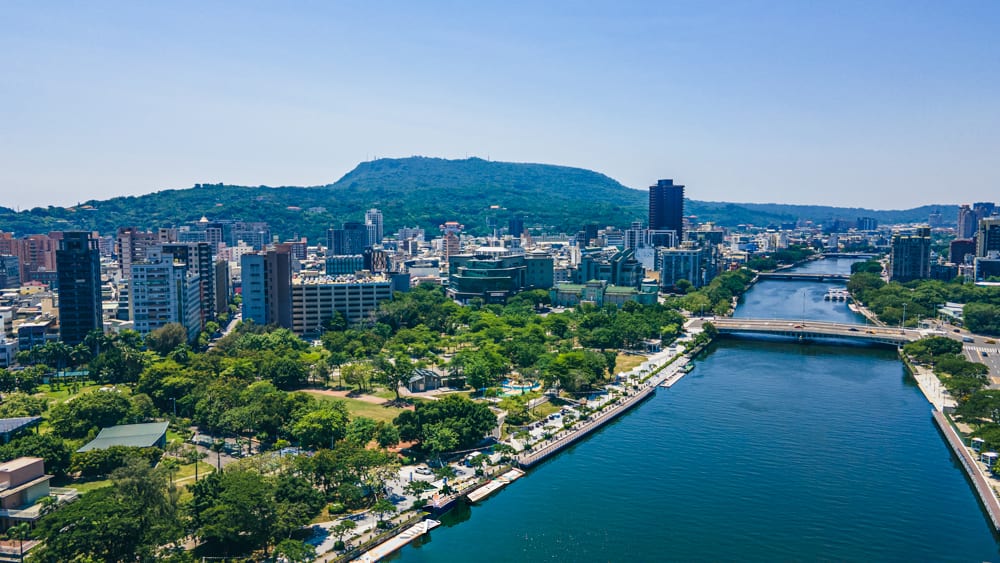 從高處俯瞰愛河與河西路水岸綠帶,遠方是柴山稜線——京城凱悅中高樓層的景觀方向